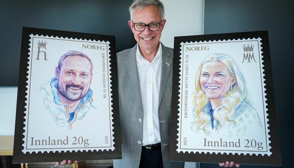 Frimærkedirektør Halvor Fasting viser her de nye frimærker af kronprins Haakon og kronprinsesse Mette-Marit. Frimærkedirektør Halvor Fasting viser her de nye frimærker af kronprins Haakon og kronprinsesse Mette-Marit.