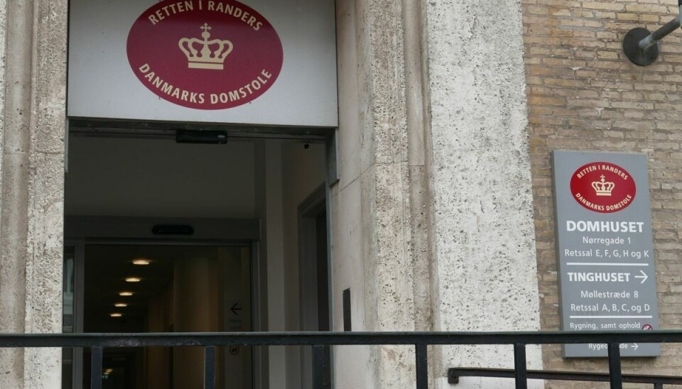 En 54-årig mand er blevet idømt tre års fængsel for blandt andet dødstrusler og våbenbesiddelse. En 54-årig mand er blevet idømt tre års fængsel for blandt andet dødstrusler og våbenbesiddelse.