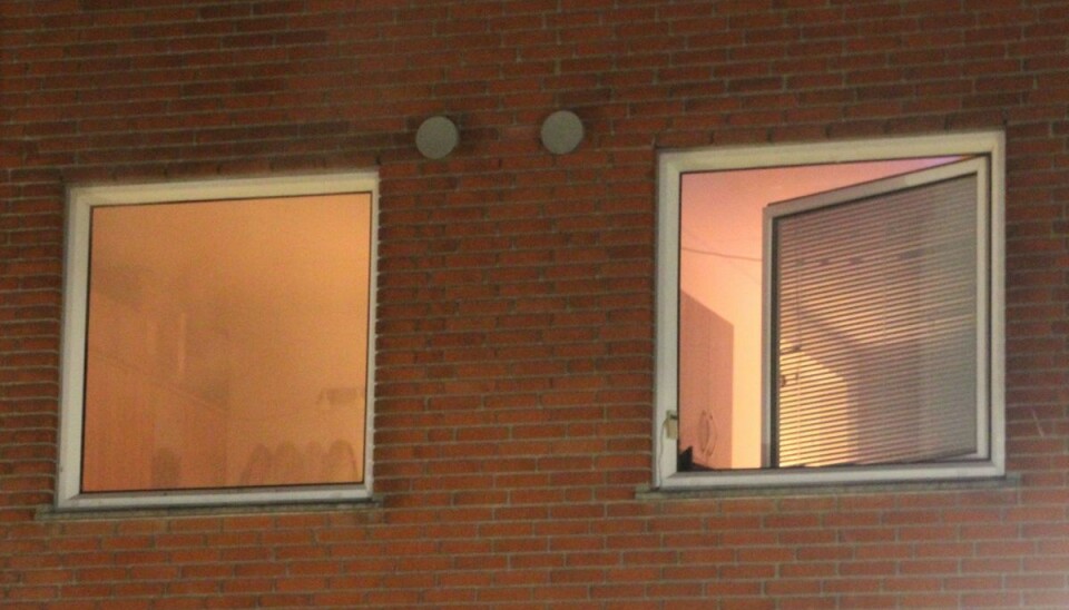 Den ældre beboer blev reddet ud af den brændende lejlighed. Den ældre beboer blev reddet ud af den brændende lejlighed.