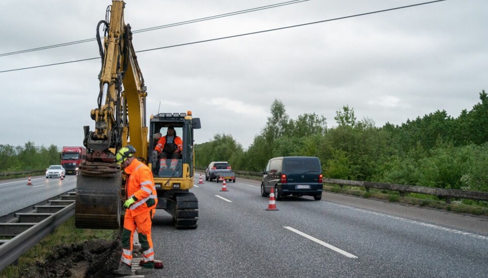 Vejdirektoratet og dets entreprenør Arkil er lige nu i gang med at forstærke midterrabatten langs E45 omkring Aarhus V, som optakt til udvidelsen af motorvejen. Foto: Arkil