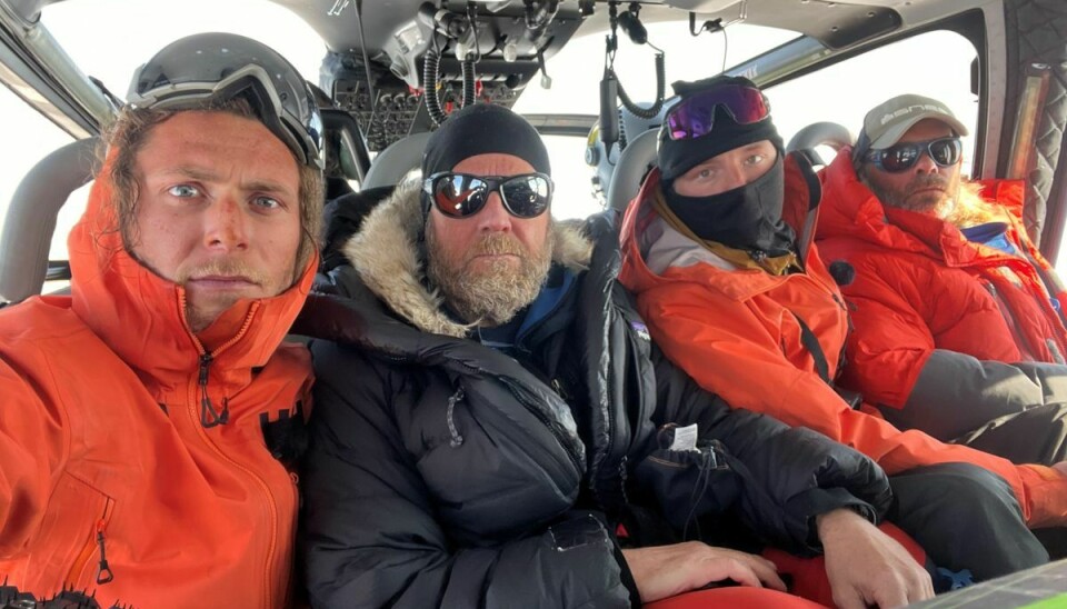 Nicklas Flenø Mikaelsen (til venstre, red.) og Emil Fammé Hansen (anden fra højre, red.) måtte fredag flyves fra indlandsisen med helikopter efter forsøget på at blive de første til at krydse den enorme iskappe på cykel.