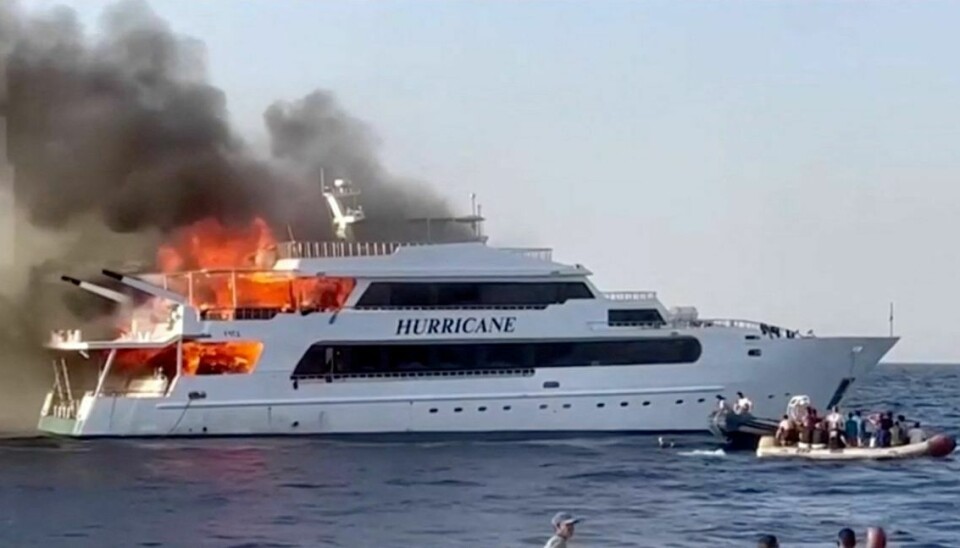 Den voldsomme brand raserede båden.
