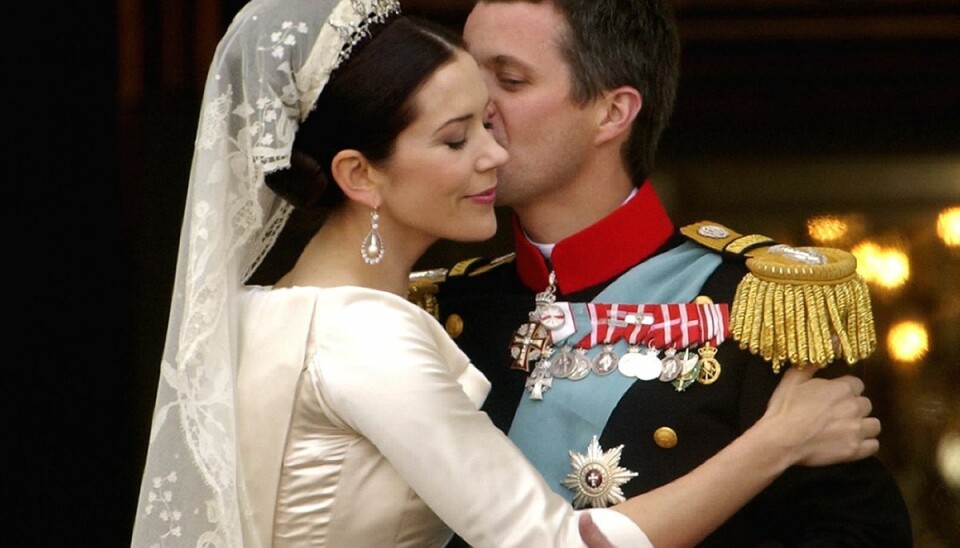 Kronprins Frederik og kronprinsesse Mary kysser hinanden på balkonen på Amalienborg Slot, efter at de er blevet viet i Vor Frue Kirke fredag den 14. maj 2004. (Arkivfoto). Kronprins Frederik og kronprinsesse Mary kysser hinanden på balkonen på Amalienborg Slot, efter at de er blevet viet i Vor Frue Kirke fredag den 14. maj 2004. (Arkivfoto).