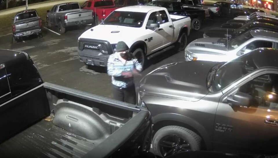 Her er manden fanget på video natten til den 7. april, mens han er i gang med at hærge nye fine biler.