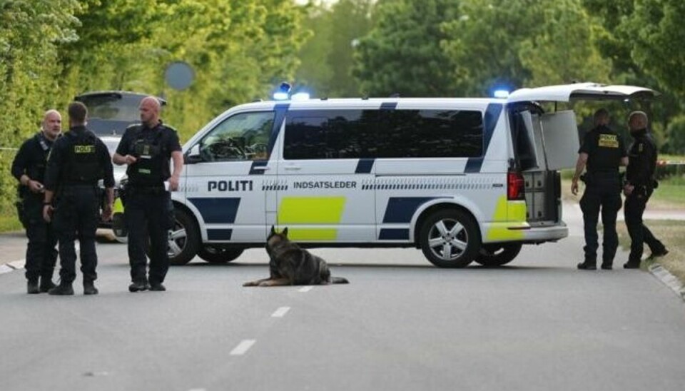 Vidner havde set en pistol-lignende genstand samt stikvåben.