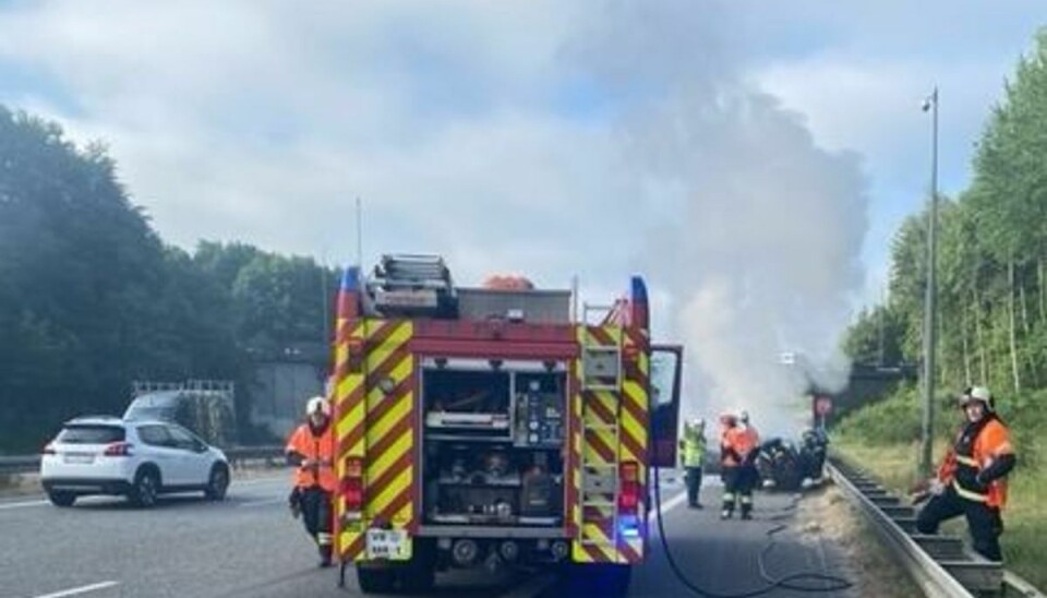 En bil står i brand på motorvejen. En bil står i brand på motorvejen.
