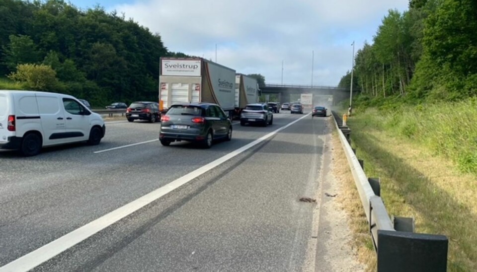 Som følge af bilbranden er der opstået kø. Som følge af bilbranden er der opstået kø.
