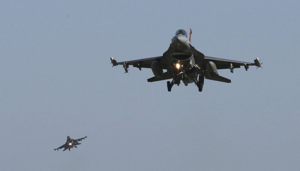 Ukraine er blevet lovet F-16 fly fra adskillige lande. Russerne frygter dog, at det bliver NATO-piloter, som vil betjene dem. Ukraine er blevet lovet F-16 fly fra adskillige lande. Russerne frygter dog, at det bliver NATO-piloter, som vil betjene dem.
