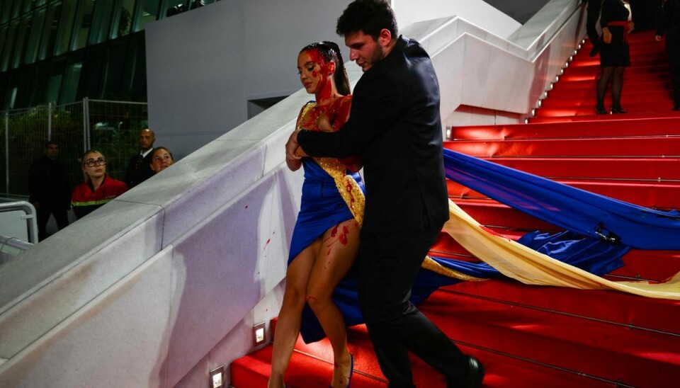 Der har været to optrin i Cannes, hvor kvindelige demonstranter har smurt sig selv ind i blod i forbindelse med krigen i Ukraine. Her ses kvinden, der er klædt i en kjole i det ukrainske flags farver. Kort forinden har hun hældt teaterblod ud over sig selv. Der har været to optrin i Cannes, hvor kvindelige demonstranter har smurt sig selv ind i blod i forbindelse med krigen i Ukraine. Her ses kvinden, der er klædt i en kjole i det ukrainske flags farver. Kort forinden har hun hældt teaterblod ud over sig selv.