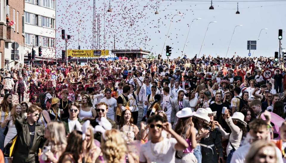 Deltagere i Aalborg Karnevals Stjerneparade på vej over Limfjordsbroen i Aalborg, lørdag den 27. maj 2023.