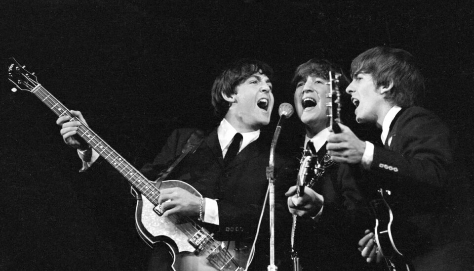 Paul McCartney (til venstre), John Lennon (i midten) og George Harrison (til højre) under en koncert i KB Hallen i København. (Arkivfoto).