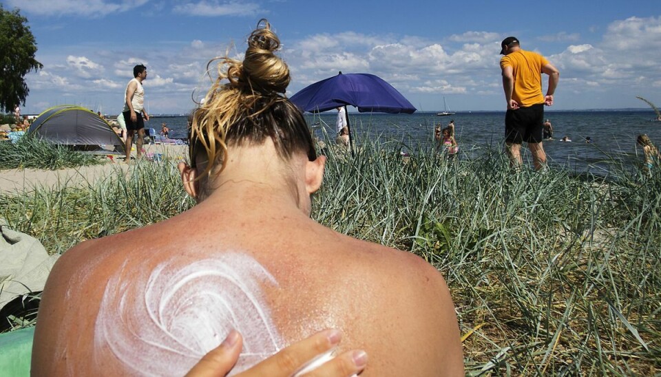 Mange solcremeprodukter indeholder stoffer, der kan være hormonforstyrrende eller allergifremkaldende. Det viser en test, som Forbrugerrådet Tænk Kemi har foretaget. (Arkivfoto).