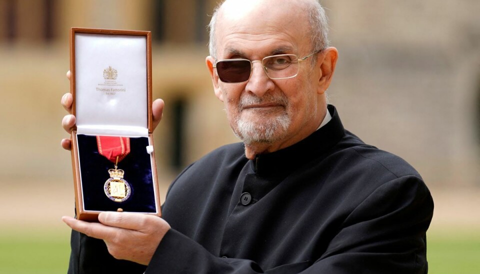 Den britiske forfatter Salman Rushdie poserer med sin orden. Den britiske forfatter Salman Rushdie poserer med sin orden.