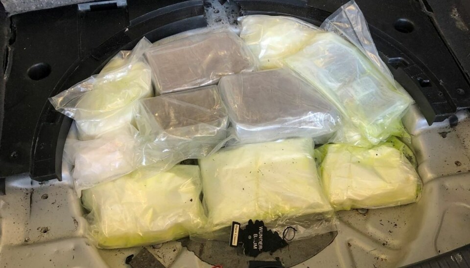 Toldere har fundet 14 kilo narkotika i en bil på havnen. Toldere har fundet 14 kilo narkotika i en bil på havnen.