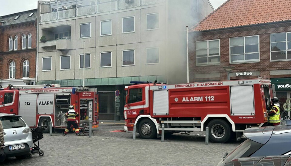 Det er denne bygning på Store Torv i Rønne på Bornholm, der er gået ild i.