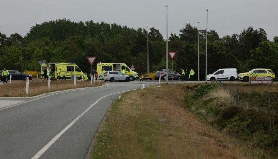 Politi og ambulancer til stede.