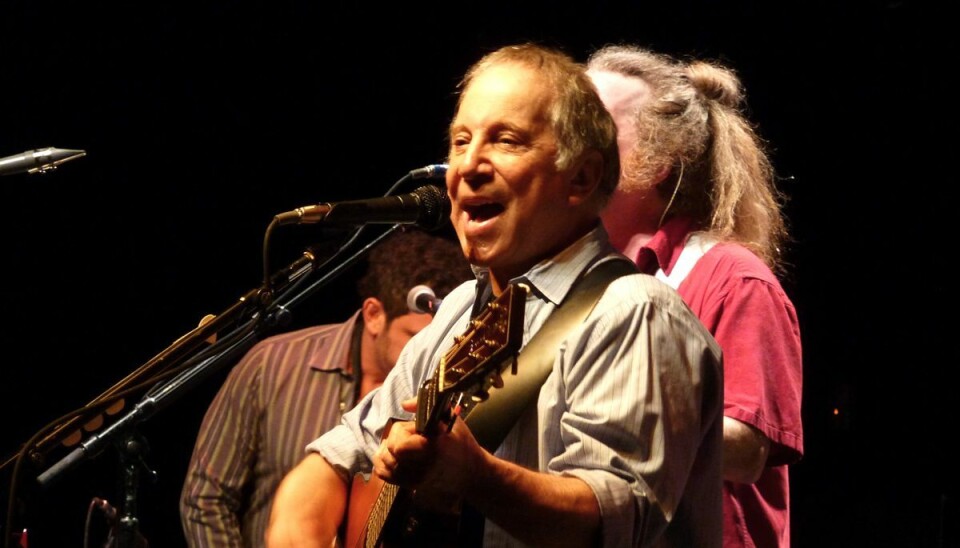 Den amerikanske sanger og sangskriver Paul Simon har pludseligt mistet hørelsen på sit ene øre. Den amerikanske sanger og sangskriver Paul Simon har pludseligt mistet hørelsen på sit ene øre.
