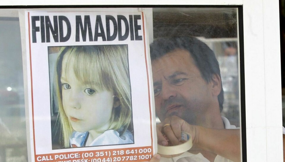En tjener på en restaurant på Algarvekysten i Portugal hænger et billede op af den savnede Madeleine McCann. Den dengang treårige britiske pige forsvandt i 2007, mens hun var på ferie sammen med sine forældre i Praia da Luz. Nu starter en ny efterforskning ved en afsides sø i området.