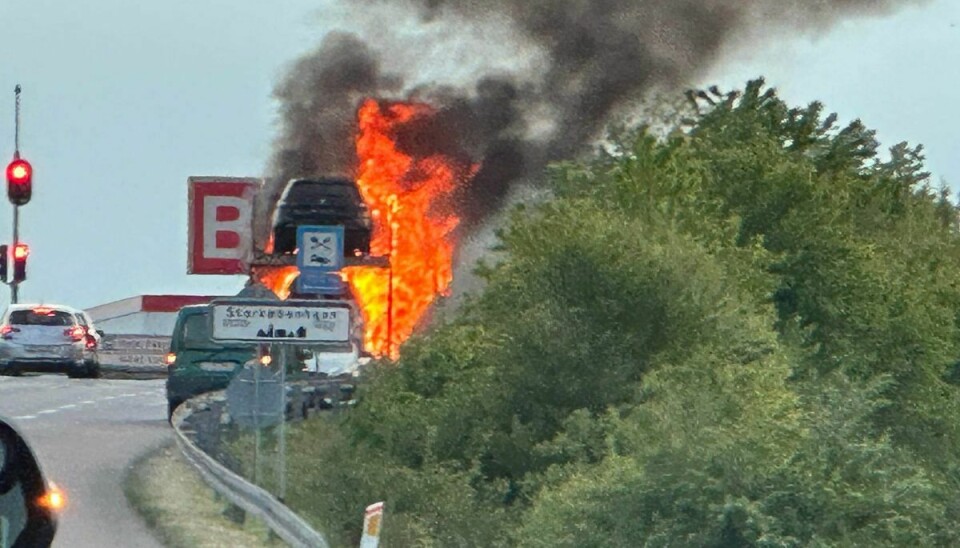 Autotransporteren er omspændt af flammer.