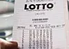 Ældre kvinde køber ny bil for Lotto-gevinst.