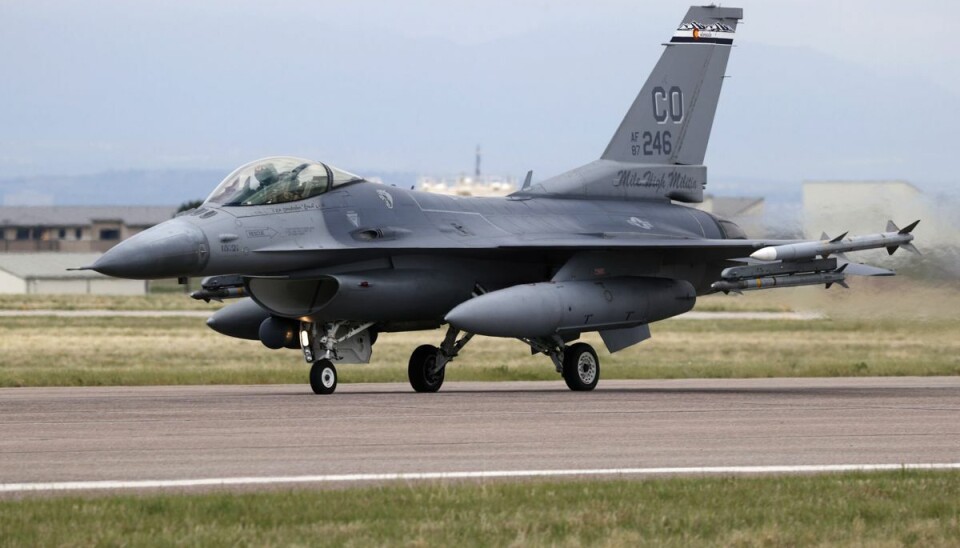 Det avancerede kampfly F-16, der bruges i en række vestlige lande, produceres af det amerikanske selskab Lockheed Martin. Ukraine har gennem længere tid bedt om denne type kampfly. Nu får landet et vigtigt signal i retning af, at ukrainske piloter kan begynde træning i at flyve flyet. (Arkivfoto). Det avancerede kampfly F-16, der bruges i en række vestlige lande, produceres af det amerikanske selskab Lockheed Martin. Ukraine har gennem længere tid bedt om denne type kampfly. Nu får landet et vigtigt signal i retning af, at ukrainske piloter kan begynde træning i at flyve flyet. (Arkivfoto).