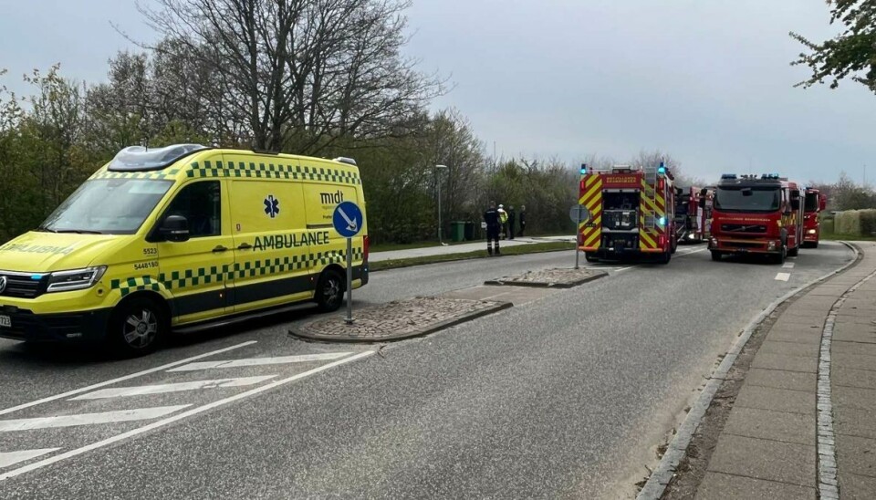 En dreng kom med ambulance, efter han var kommet ud af den brændende villa. En dreng kom med ambulance, efter han var kommet ud af den brændende villa.