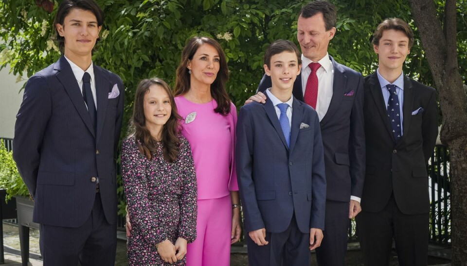 Der har torsdag været royal konfirmation i Frankrig. Grev Henrik, som er søn af prins Joachim og prinsesse Marie, er blevet konfirmeret. Fra venstre ses storebror grev Nikolai, prinsesse Marie, grev Henrik selv, søster komtesse Athena, prins Joachim og storebror grev Felix.