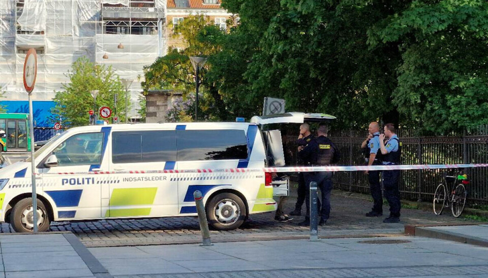Politiet ønsker ikke at oplyse, hvorfor de mange betjente er rykket ud. Politiet ønsker ikke at oplyse, hvorfor de mange betjente er rykket ud.