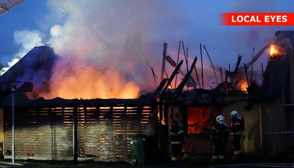 En voldsom brand hærgede løs i to rækkehuse. En voldsom brand hærgede løs i to rækkehuse.