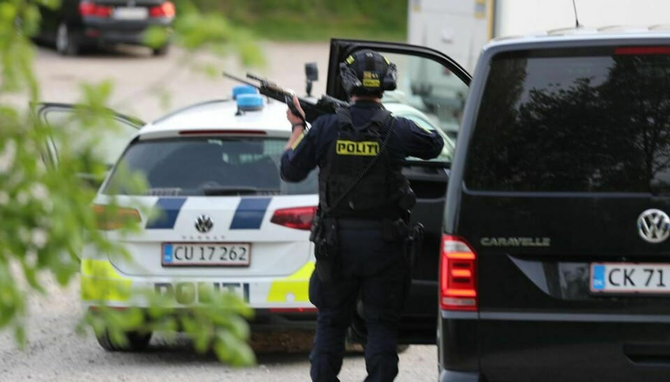 Betjente fra Københavns Vestegns Politi har afgivet varselsskud i Brøndby mandag aften.