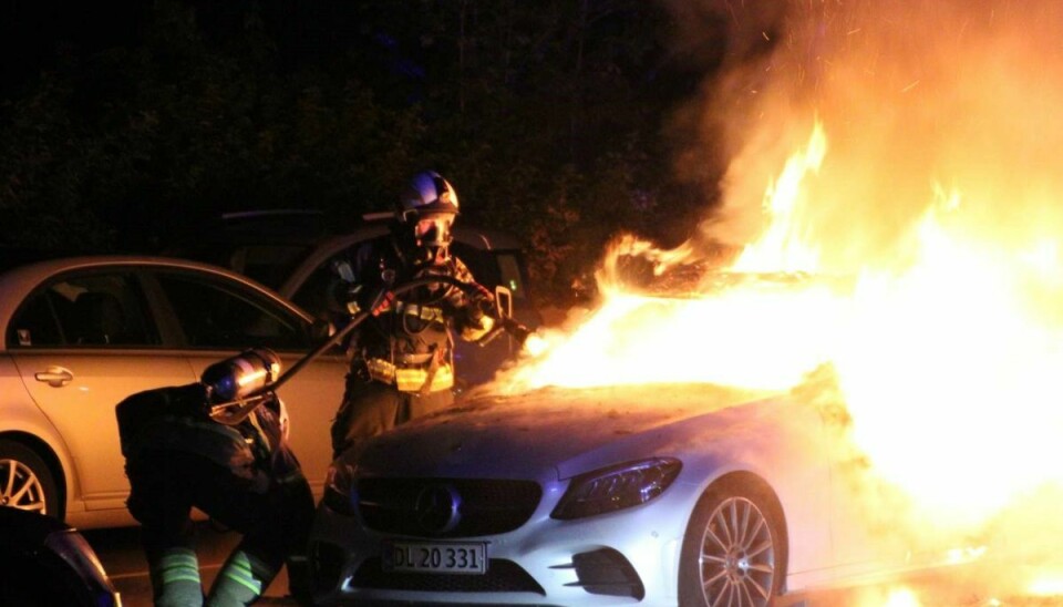 Det var denne hvide Mercedes, der fredag aften gik op i flammer i Slagelse.