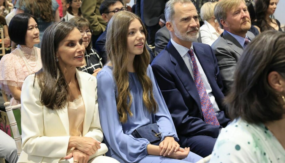 Det spanske kongepar ses her med deres yngste datter, prinsesse Sofia, imellem sig. Til højre i billedet er det Hollands kong Willem-Alexander.