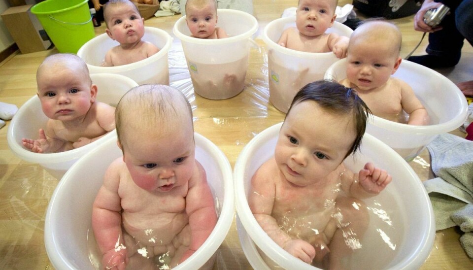 Hollandske babyer, der er er sendt i bad efter massage i en mødregruppe. De har ingen relation til 41-årig mand, der fredag blev dømt i Haag til at stoppe med at være sæddonor.