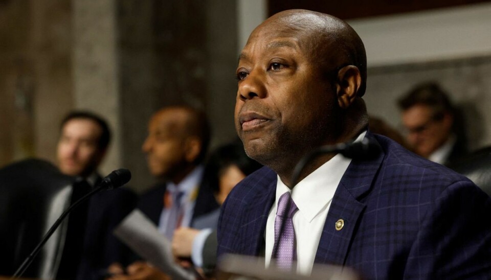 Senator Tim Scott fra South Carolina er den eneste republikanske senator i Kongressen i Washington, som er sort. Han kaster sig nu ind i kampen om at forsøge at blive Republikanernes præsidentkandidat ved valget næste år - en kamp, som Donald Trump ifølge meningsmålinger har en stor føring i. (Arkivfoto) Senator Tim Scott fra South Carolina er den eneste republikanske senator i Kongressen i Washington, som er sort. Han kaster sig nu ind i kampen om at forsøge at blive Republikanernes præsidentkandidat ved valget næste år - en kamp, som Donald Trump ifølge meningsmålinger har en stor føring i. (Arkivfoto)