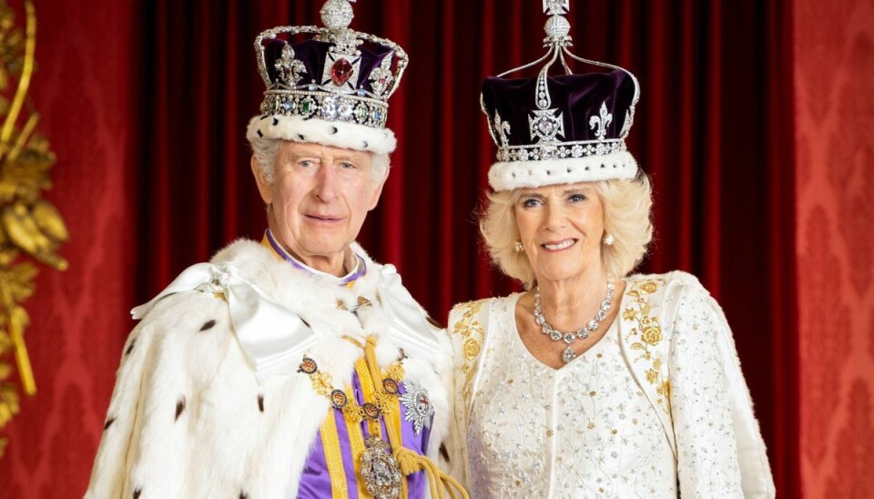 Kong Charles og dronning Camilla ses her i kroningsrummet i Buckingham Palace efter deres kroning. Kong Charles og dronning Camilla ses her i kroningsrummet i Buckingham Palace efter deres kroning.
