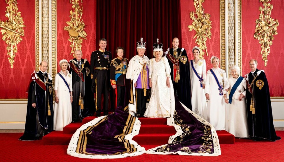Kong Charles og dronning Camilla står her med arbejdende medlemmer af den royale familie. Fra venstre mod højre ses hertugen af Kent, hertuginden af Gloucester, hertugen af Gloucester, viceadmiral sir Tim Laurence, prinsesse Anne af Storbritannien, kong Charles, dronning Camilla, prinsen af Wales, prinsessen af Wales, hertuginden af Edinburgh, prinsesse Alexandra, lady Ogilvy og hertugen af Edinburgh. Kong Charles og dronning Camilla står her med arbejdende medlemmer af den royale familie. Fra venstre mod højre ses hertugen af Kent, hertuginden af Gloucester, hertugen af Gloucester, viceadmiral sir Tim Laurence, prinsesse Anne af Storbritannien, kong Charles, dronning Camilla, prinsen af Wales, prinsessen af Wales, hertuginden af Edinburgh, prinsesse Alexandra, lady Ogilvy og hertugen af Edinburgh.