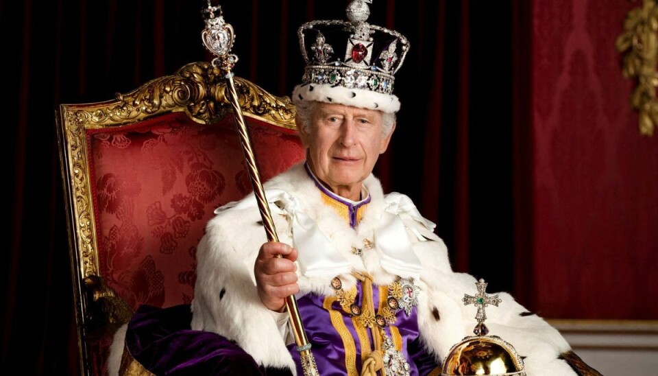 Kong Charles sidder her med The Imperial State Crown på hovedet iført The Robe of Estate mens han holder The Sovereign's Orb. Kong Charles sidder her med The Imperial State Crown på hovedet iført The Robe of Estate mens han holder The Sovereign's Orb.