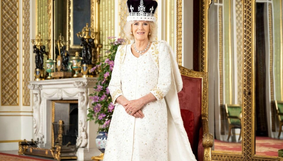 Dronning Camilla bærer Queen Mary's krone og The Robe of Estate. Billedet er taget i The Green Drawing Room i Buckingham Palace. Dronning Camilla bærer Queen Mary's krone og The Robe of Estate. Billedet er taget i The Green Drawing Room i Buckingham Palace.