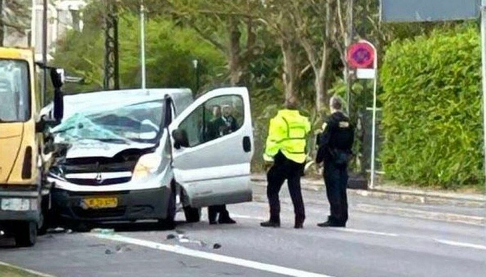 En 23-årig mand blev dræbt, da varevognen kørte ind i den parkerede lastbil. En 23-årig mand blev dræbt, da varevognen kørte ind i den parkerede lastbil.