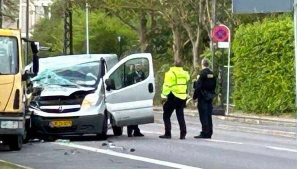 Passageren i varevognen er hastet på hospitalet efter ulykken.