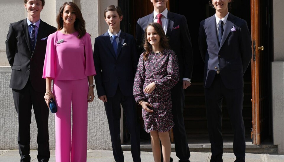 Her stiller grev Henrik og familien op til fotografering foran kirken i Paris.