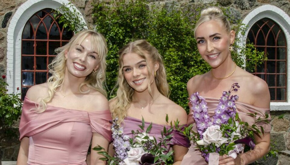 De tre nære veninder Jenna Bagge, Asta Bjørk og Mille Funk ses her som brudepiger ved Morten Kjeldgaards og Frederik Hauns bryllup i maj måned i år.
