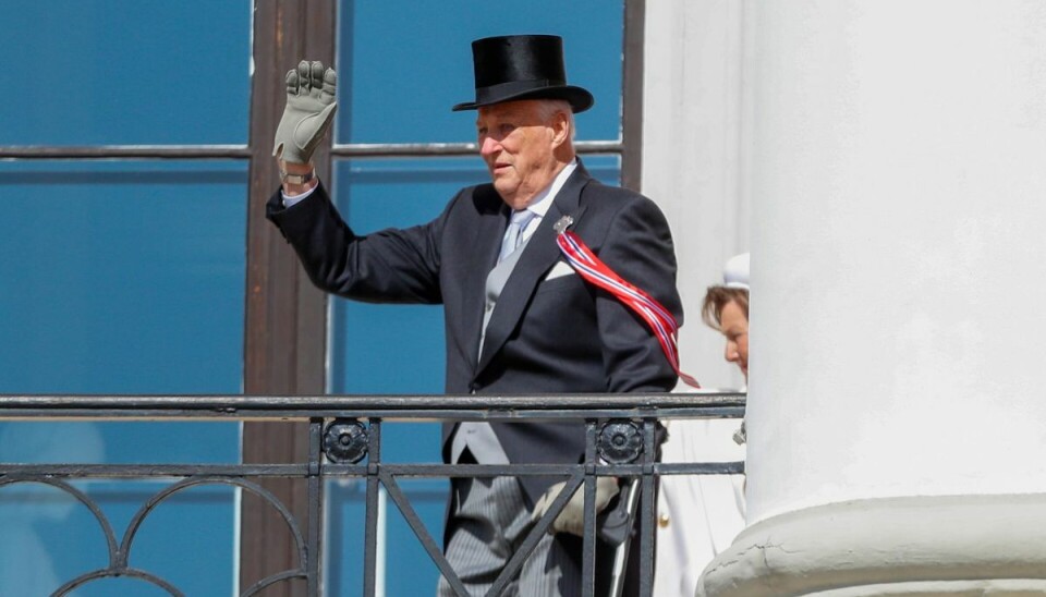 Kong Harald vinker til folket fra balkonen. Kong Harald vinker til folket fra balkonen.