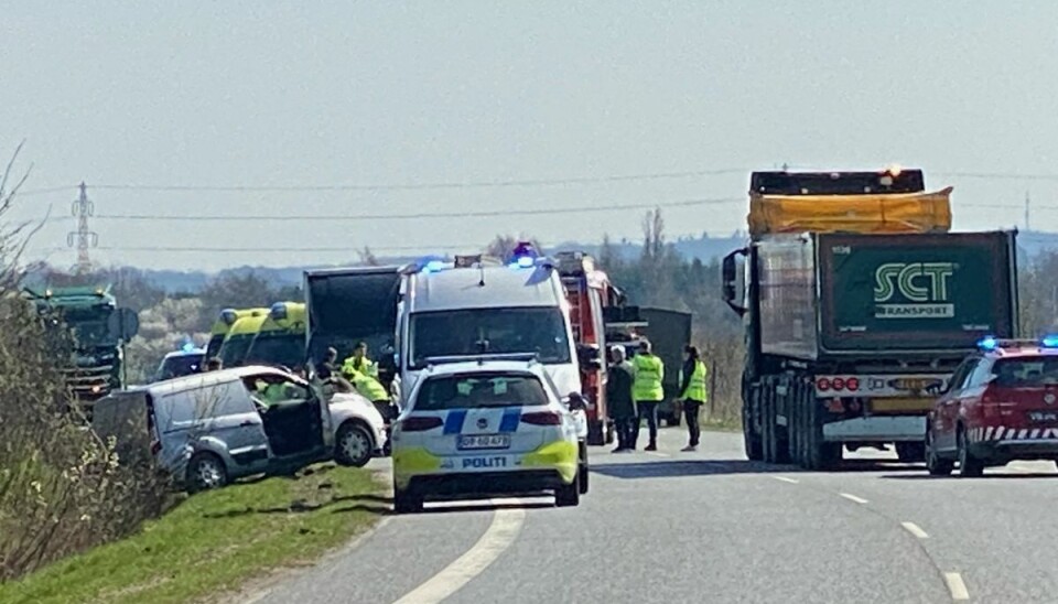 En mand først i 60'erne er i livsfare efter ulykken på Holbækvej. En mand først i 60'erne er i livsfare efter ulykken på Holbækvej.