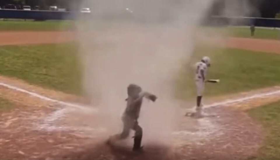 Voldsomt så det ud, da den unge baseball-spiller blev fanget af støvhvirvlen. Men heldigvis skete der ikke noget med ham.