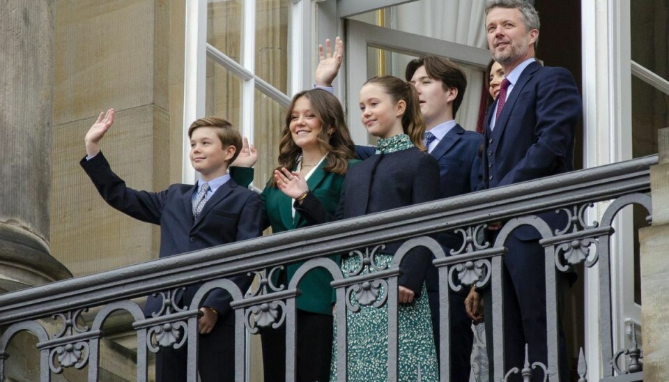 Her vinker kronprinsen og Mary sammen med børnene.