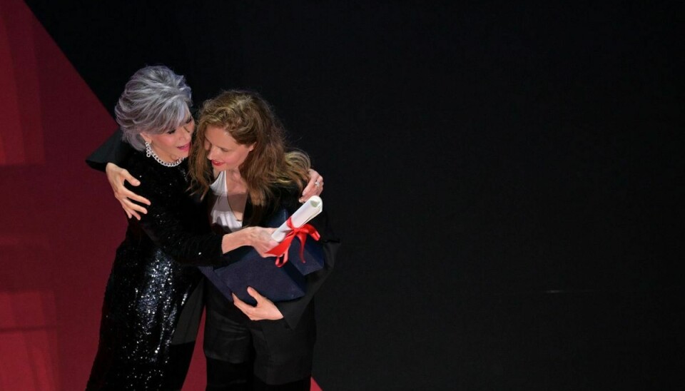 Den franske instruktør Justine Triet (til højre) har instrueret årets vinder af Guldpalmen på Cannes Filmfestival - 'Anatomy of a Fall'. Prisen blev uddelt af den amerikanske skuespillerinde Jane Fonda (til venstre.)