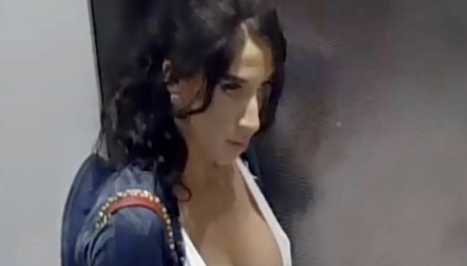 Politiet har delt en overvågningsvideo, hvor man kan se kvinden i elevatoren i mandens bygning.