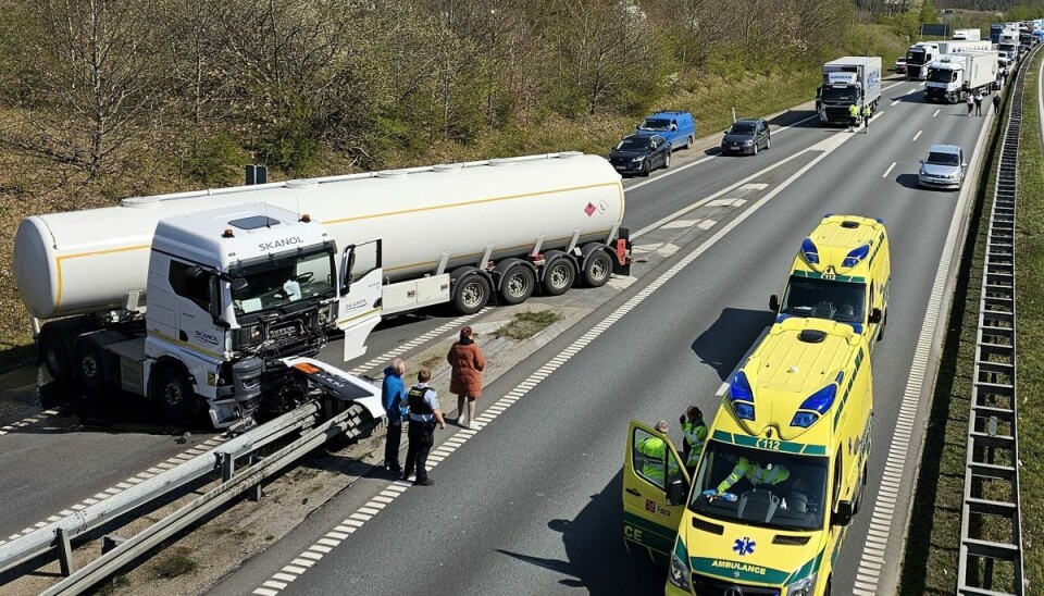 En lastbil er braget ind i autoværnet.