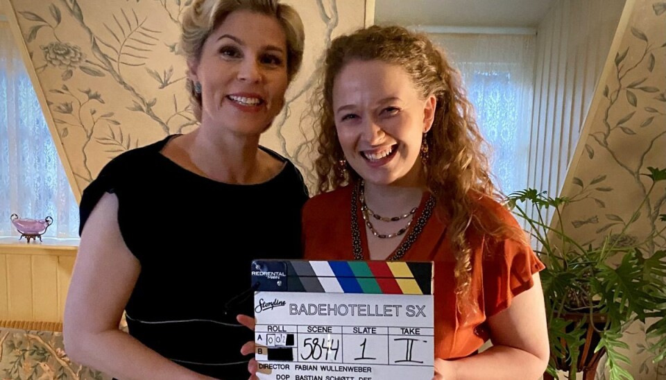 Cecilie Stenspil som Helene Weyse og Andrea Alma Øst Birkkjær som Kitty Hansen. (PR-foto). Cecilie Stenspil som Helene Weyse og Andrea Alma Øst Birkkjær som Kitty Hansen. (PR-foto).